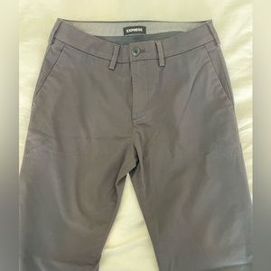 NWOT Men’s Express flat front, slit pocket, skinny fit charcoal grey chino.28x32
